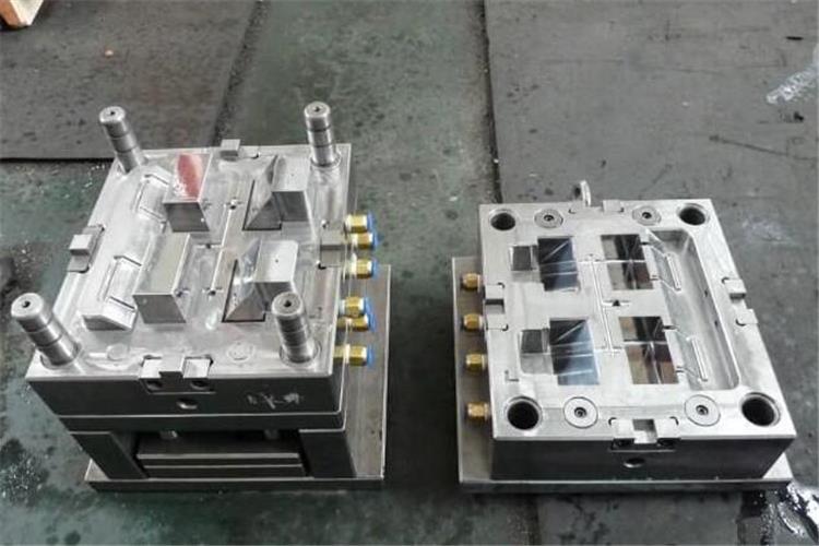 低溫注塑模具加工廠自行回收可用的鋅合金壓鑄廢料通常需要有一只專用的冶煉爐，一攪拌器或其它可用來(lái)混合熔融金屬